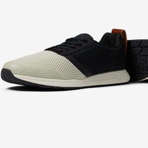 York Athletics Henry Runner Black/White M 4/W5.5 New (in box)